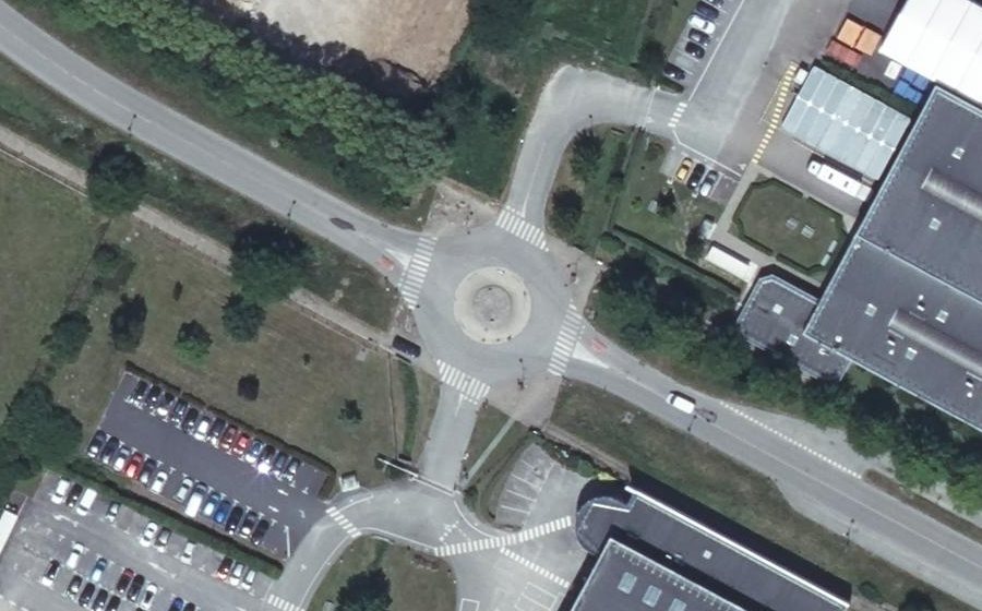 Vue aérienne du Rond-point anonyme n°136447248