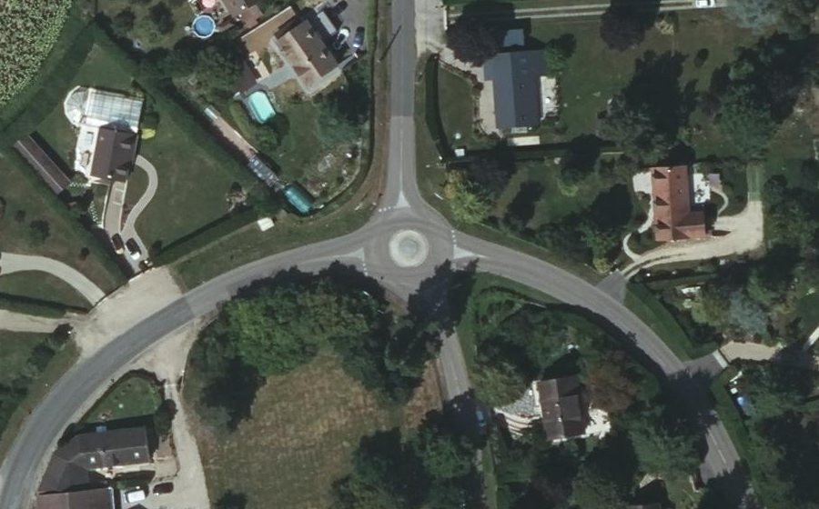 Vue aérienne du Rond-point anonyme n°136490551