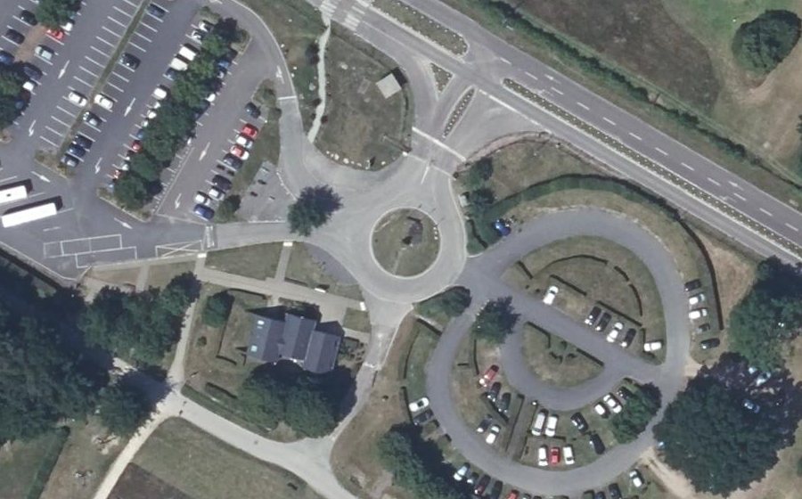 Vue aérienne du Rond-point anonyme n°136493866