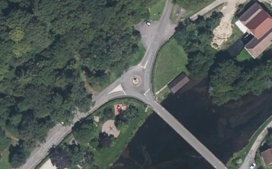 Vue aérienne du Rond-point anonyme n°136541685