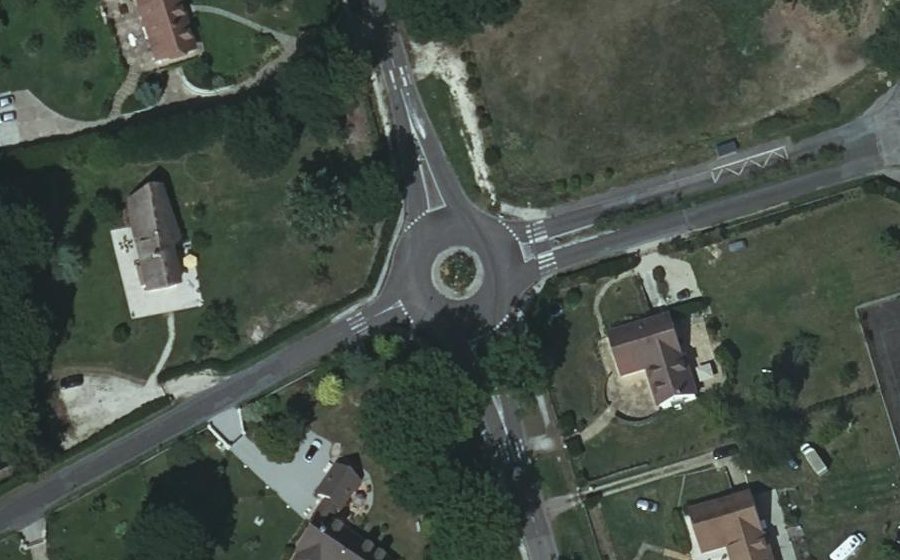 Vue aérienne du Rond-point anonyme n°136544698