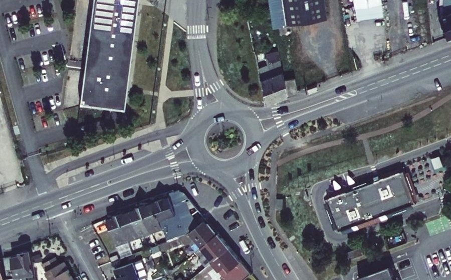 Vue aérienne du Rond-point anonyme n°136639379