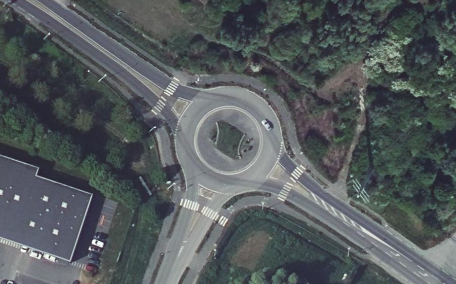 Vue aérienne du Rond-point anonyme n°136640593