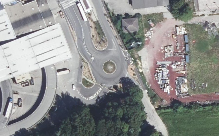 Vue aérienne du Rond-point anonyme n°1366493456