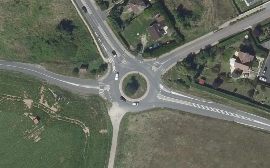 Vue aérienne du Rond-point anonyme n°136664895