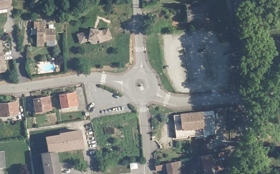Vue aérienne du Rond-point anonyme n°136664952