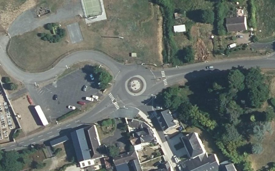 Vue aérienne du Rond-point anonyme n°136671368