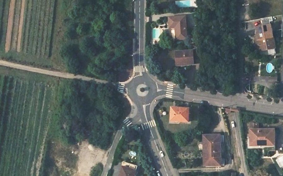 Vue aérienne du Rond-point anonyme n°136695331