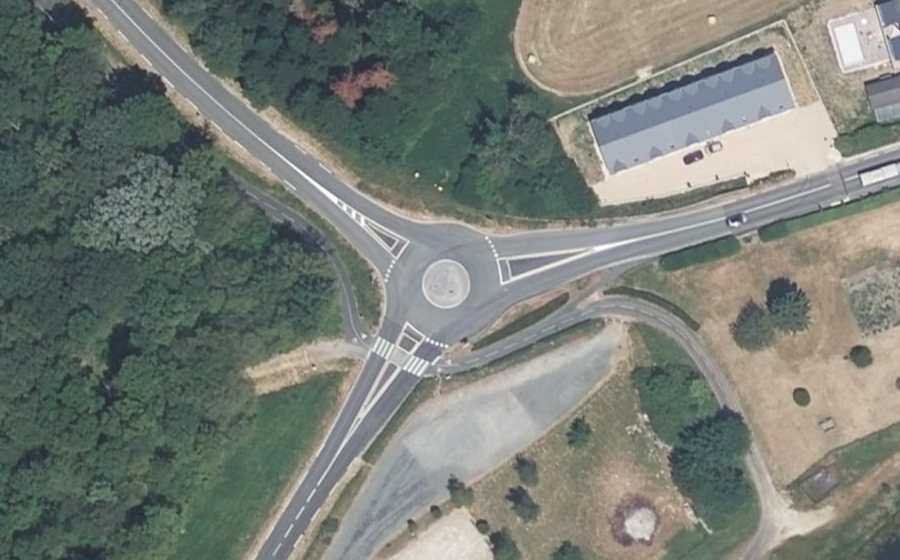 Vue aérienne du Rond-point anonyme n°136706582