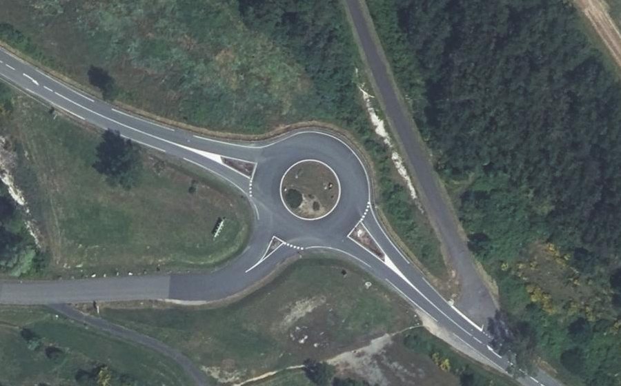 Vue aérienne du Rond-point anonyme n°136707529