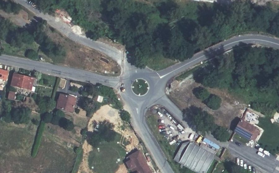 Vue aérienne du Rond-point anonyme n°136707530