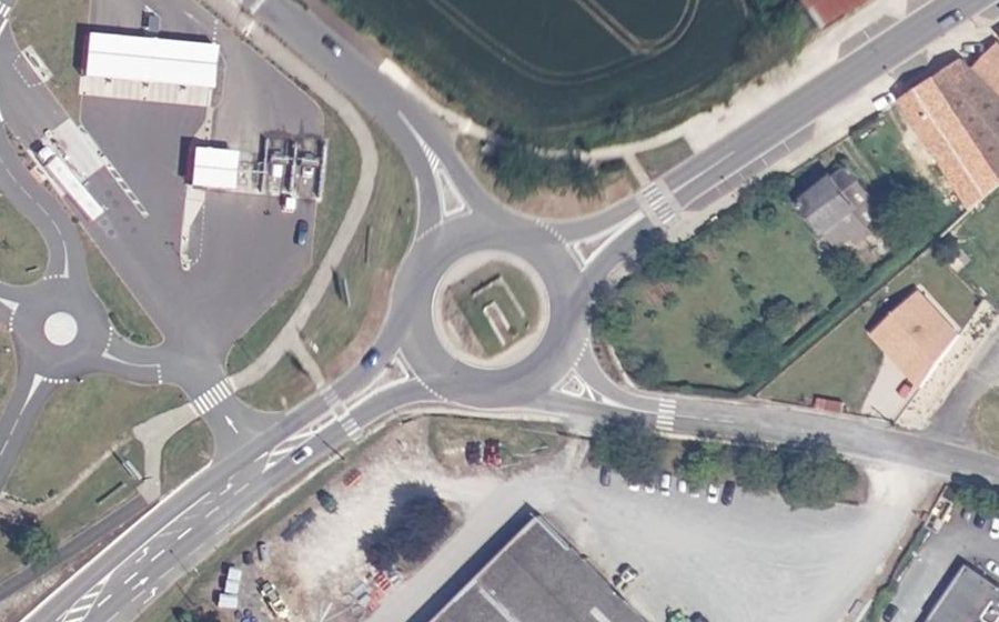 Vue aérienne du Rond-point anonyme n°136729898