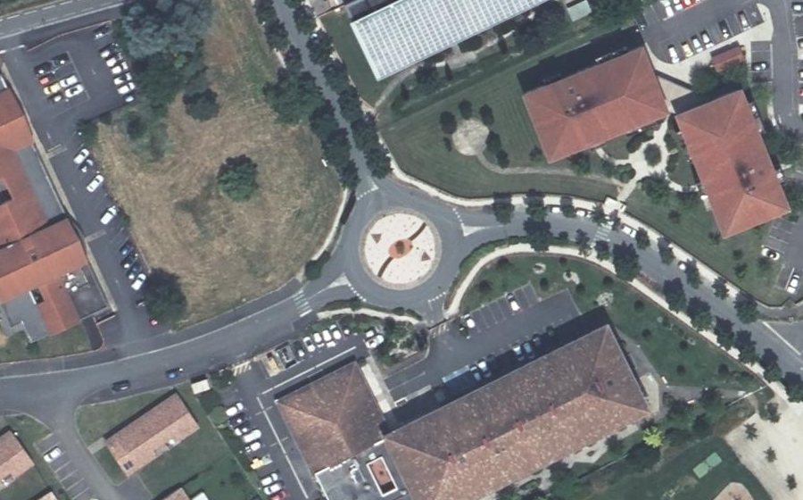 Vue aérienne du Rond-point anonyme n°136732878