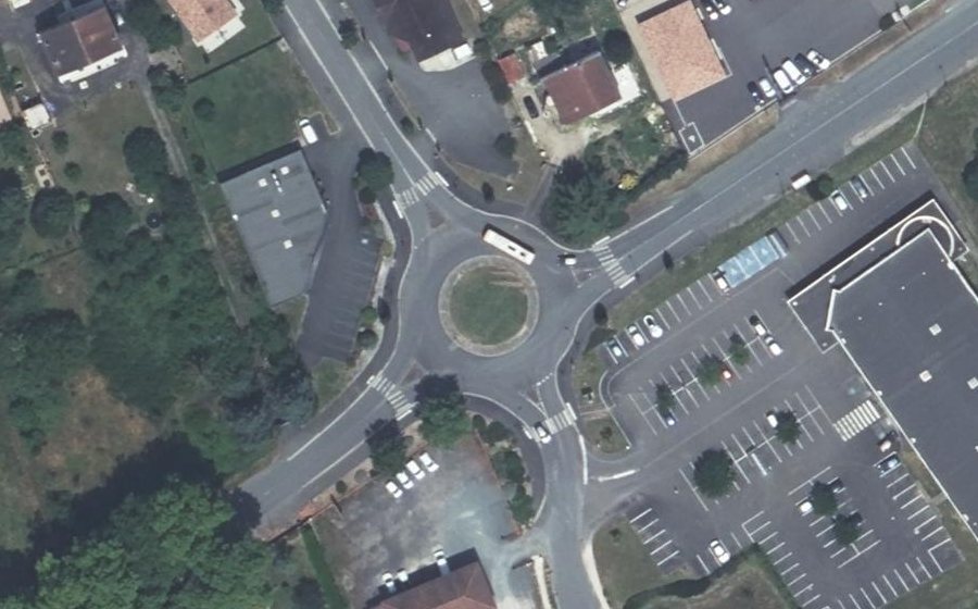Vue aérienne du Rond-point anonyme n°136732881