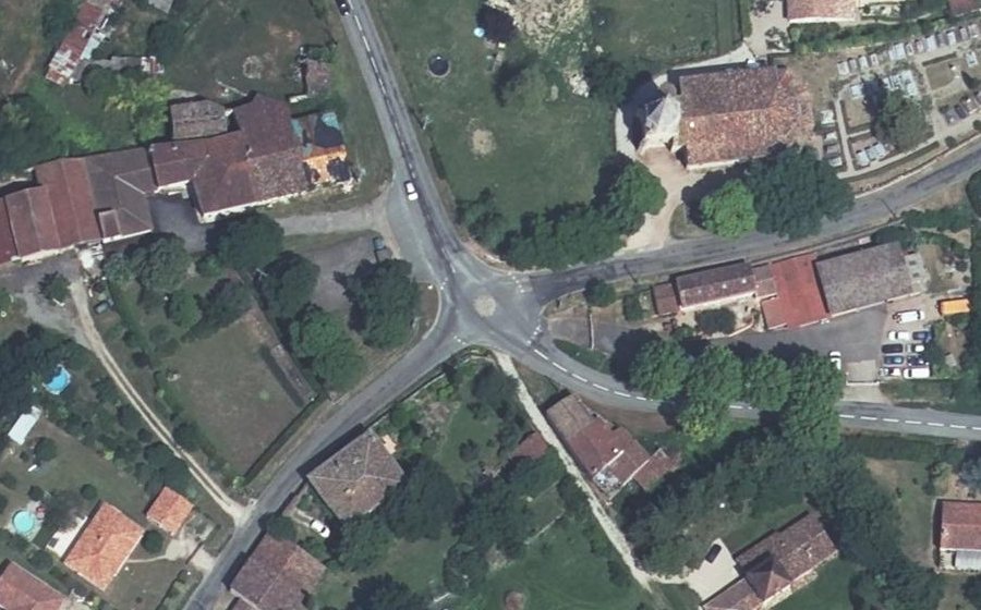 Vue aérienne du Rond-point anonyme n°136735567