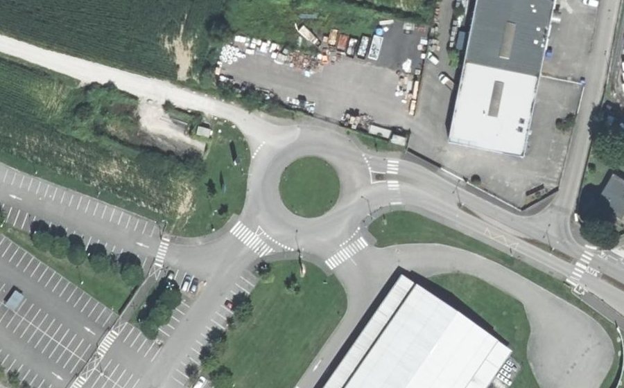 Vue aérienne du Rond-point anonyme n°136737069