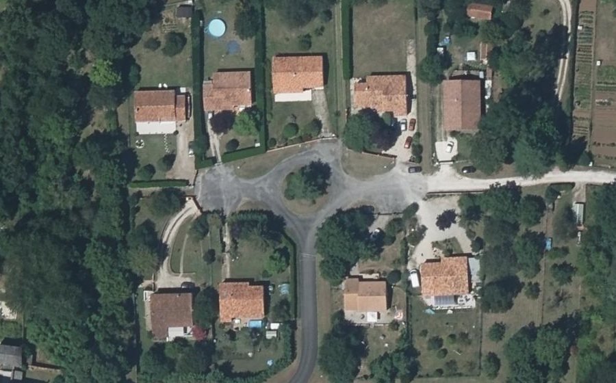 Vue aérienne du Rond-point anonyme n°136756221