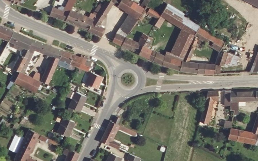 Vue aérienne du Rond-point anonyme n°136783819