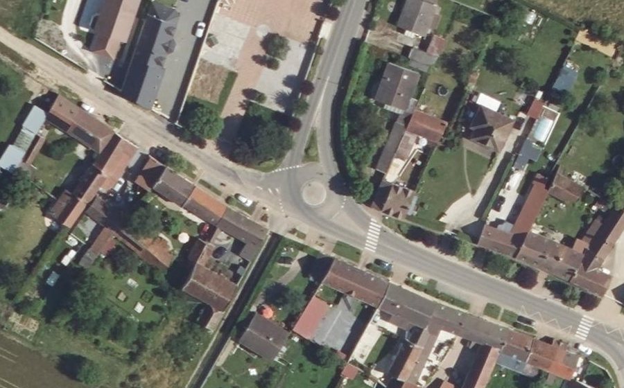 Vue aérienne du Rond-point anonyme n°136786356