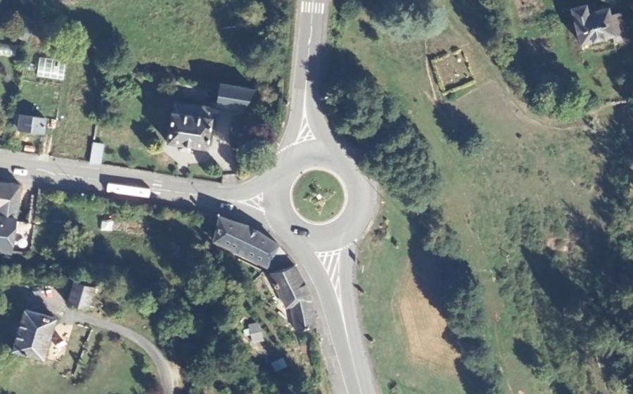 Vue aérienne du Rond-point anonyme n°136809504