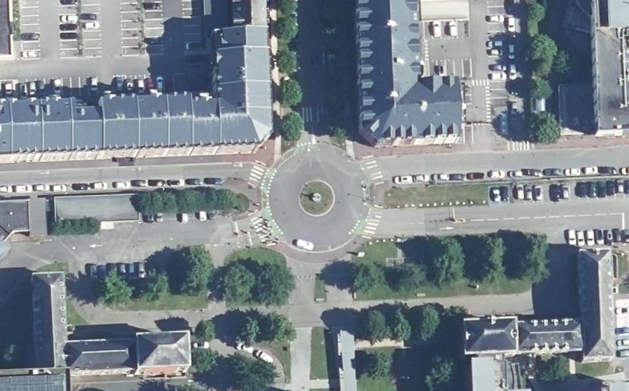 Vue aérienne du Rond-point anonyme n°136823349