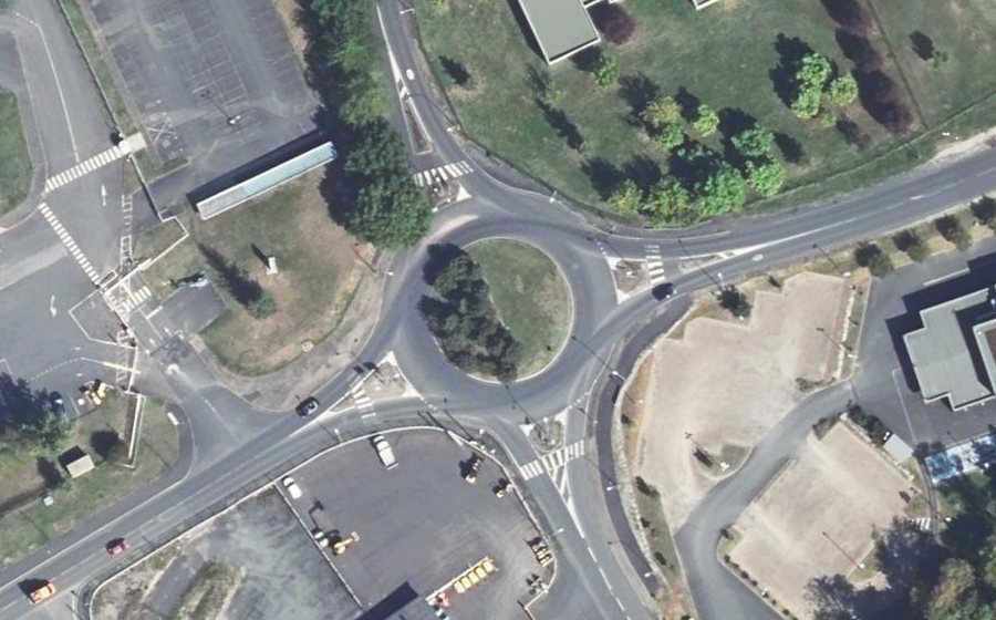 Vue aérienne du Rond-point anonyme n°136859605