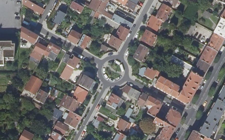Vue aérienne du Rond-point anonyme n°1368674983