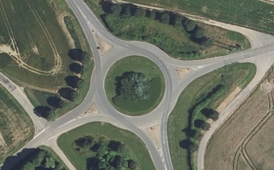 Vue aérienne du Rond-point anonyme n°136867879