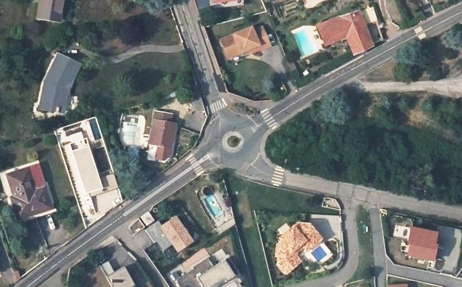 Vue aérienne du Rond-point anonyme n°136879733