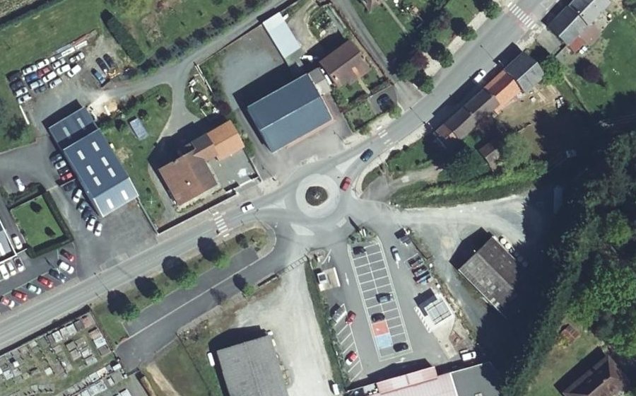 Vue aérienne du Rond-point anonyme n°136881143