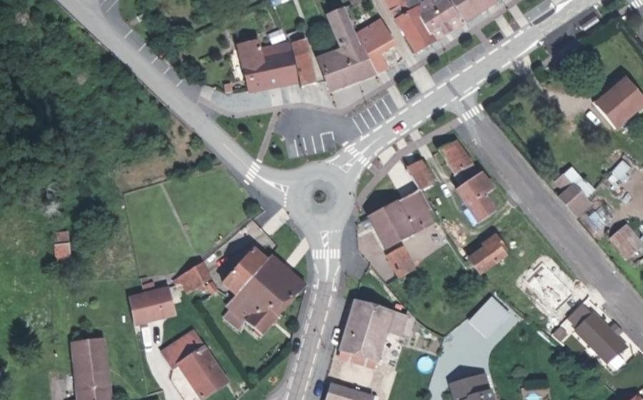 Vue aérienne du Rond-point anonyme n°136883276