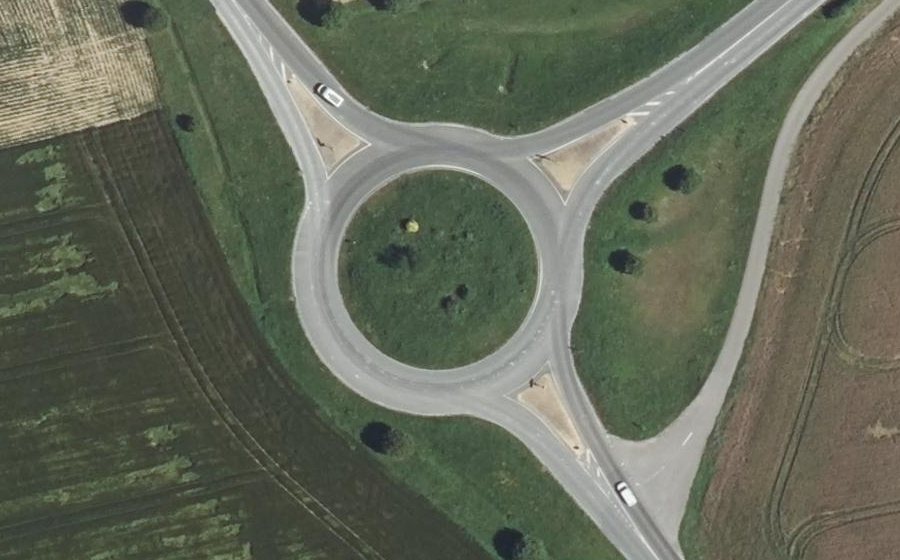 Vue aérienne du Rond-point anonyme n°136896118