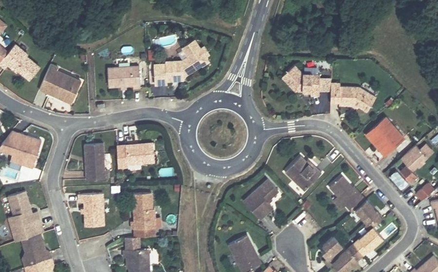 Vue aérienne du Rond-point anonyme n°136909552