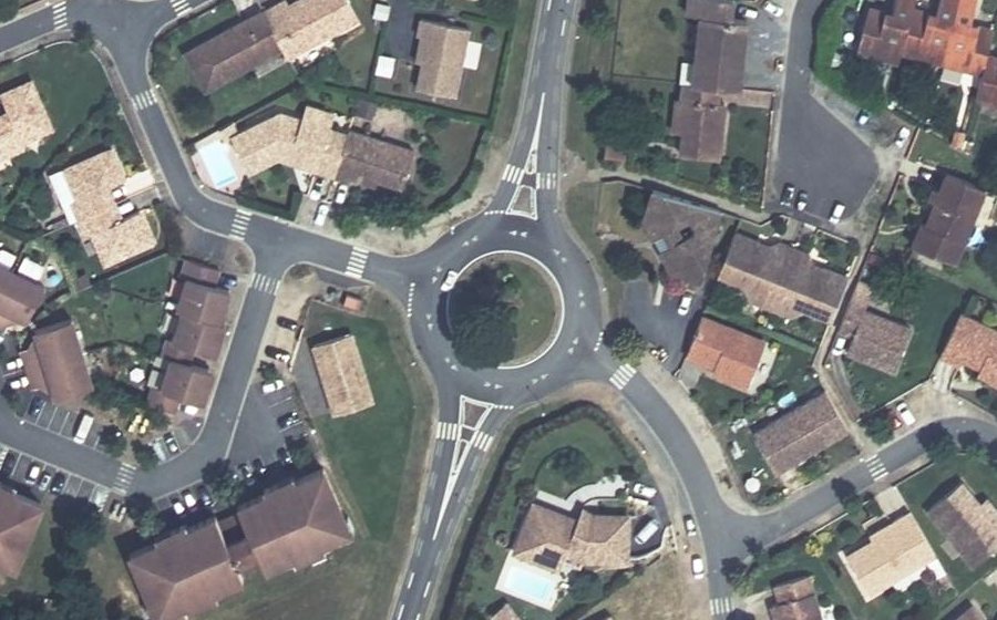 Vue aérienne du Rond-point anonyme n°136909554