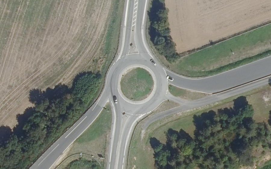 Vue aérienne du Rond-point anonyme n°136909616