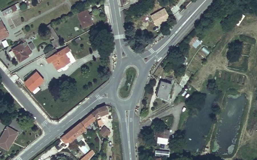 Vue aérienne du Rond-point anonyme n°136913925