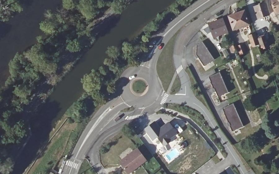 Vue aérienne du Rond-point anonyme n°136923018