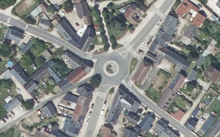 Vue aérienne du Rond-point anonyme n°136928161