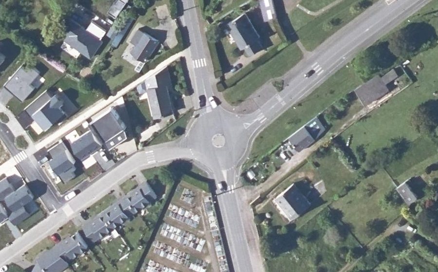 Vue aérienne du Rond-point anonyme n°136931192