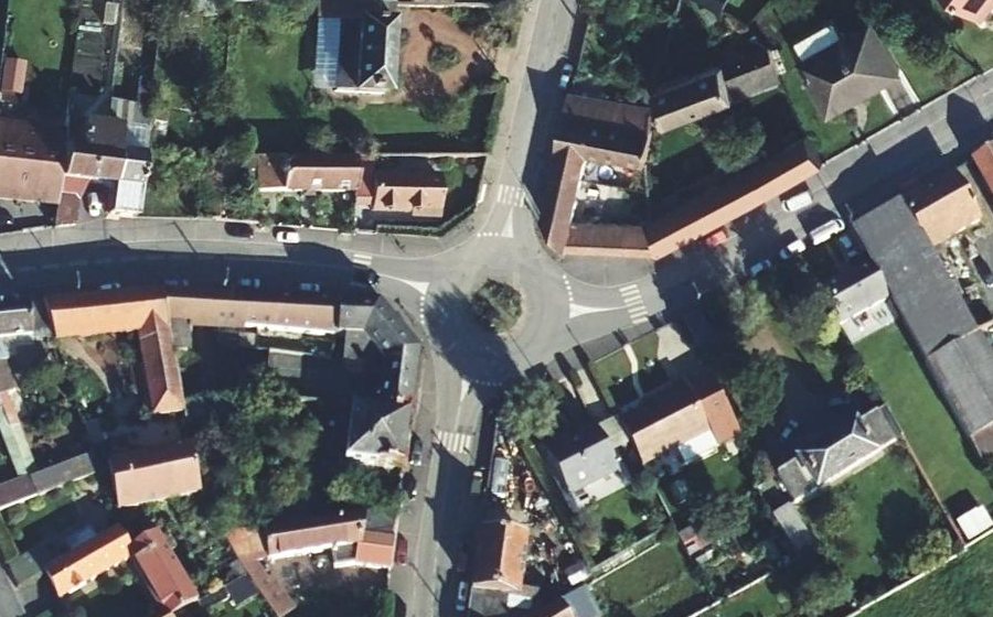 Vue aérienne du Rond-point anonyme n°136939751