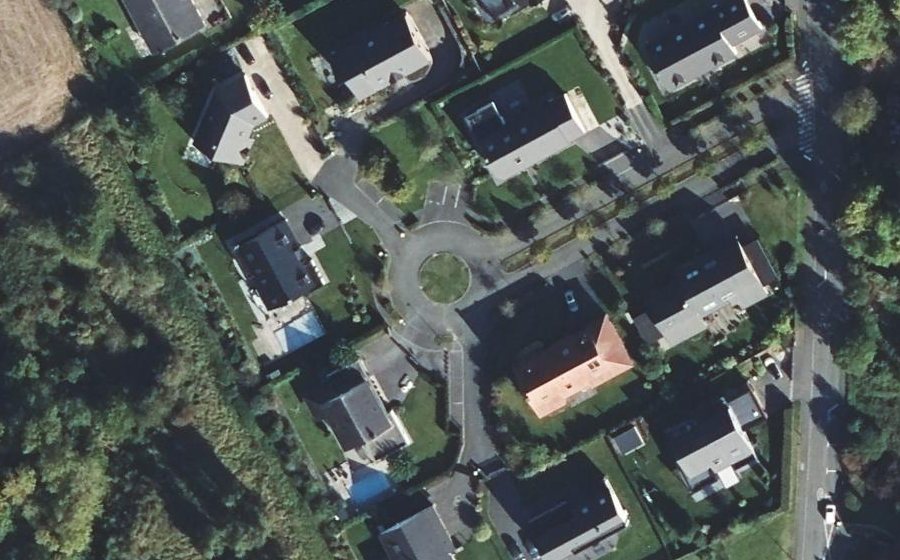 Vue aérienne du Rond-point anonyme n°136979674