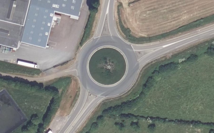 Vue aérienne du Rond-point anonyme n°136987014