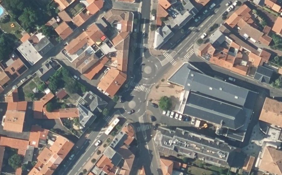 Vue aérienne du Rond-point anonyme n°136990682