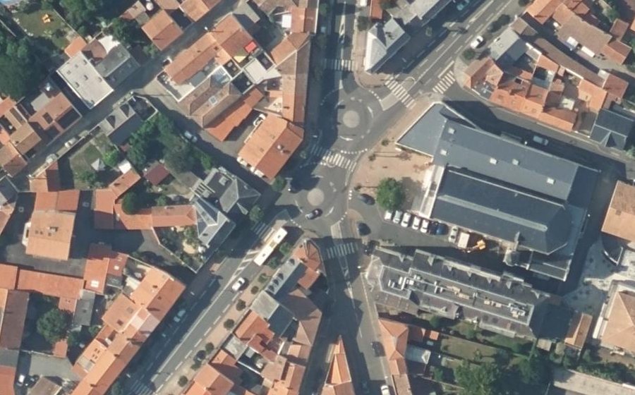 Vue aérienne du Rond-point anonyme n°136990683
