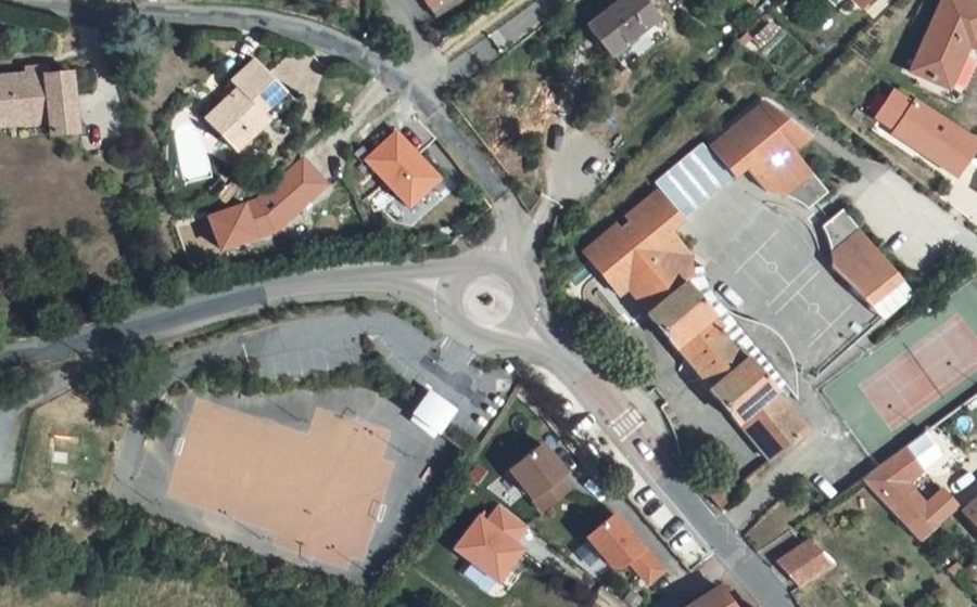 Vue aérienne du Rond-point anonyme n°136997404