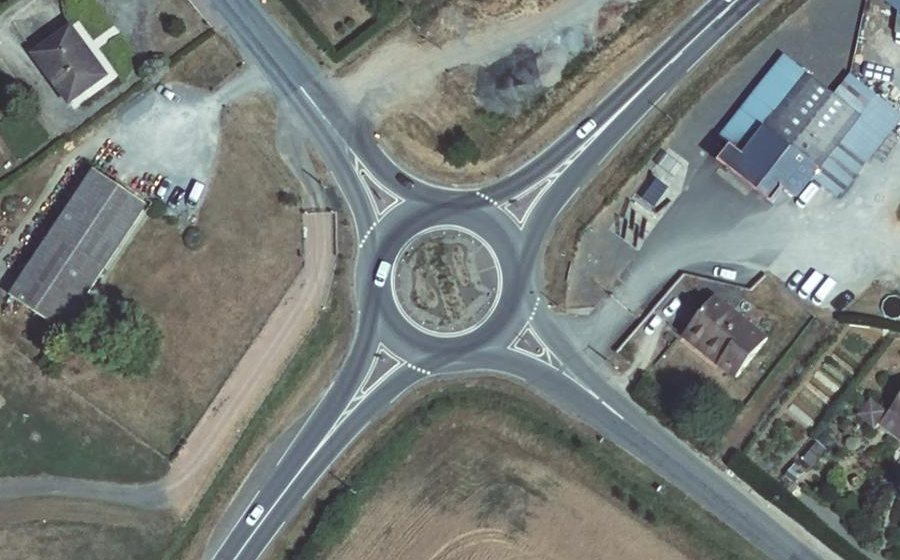 Vue aérienne du Rond-point anonyme n°137004633