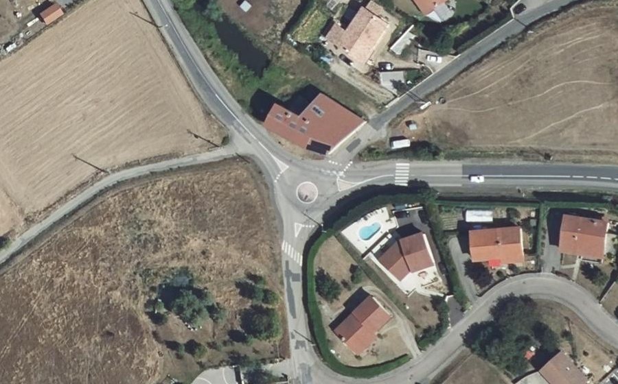 Vue aérienne du Rond-point anonyme n°137021428
