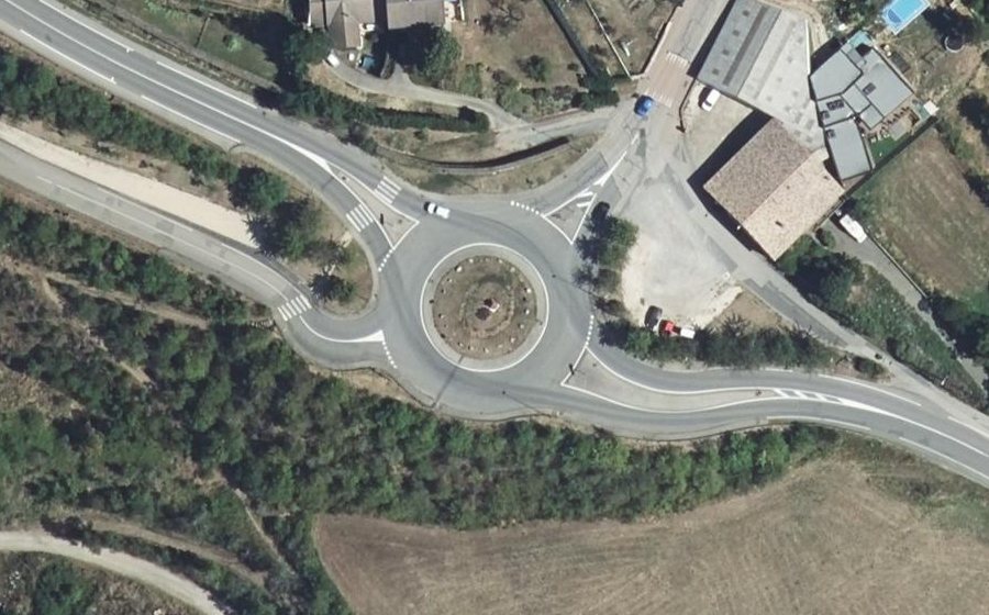 Vue aérienne du Rond-point anonyme n°137021429