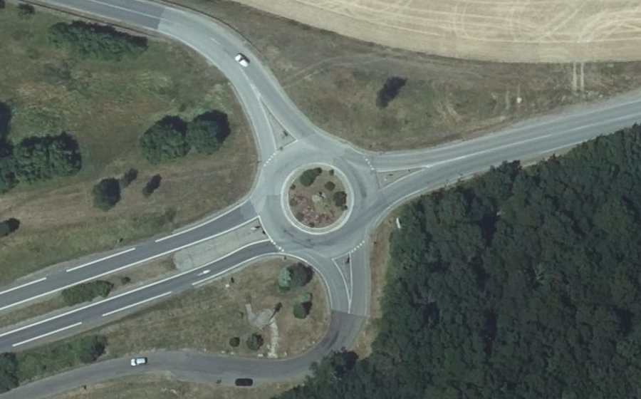 Vue aérienne du Rond-point anonyme n°137021664