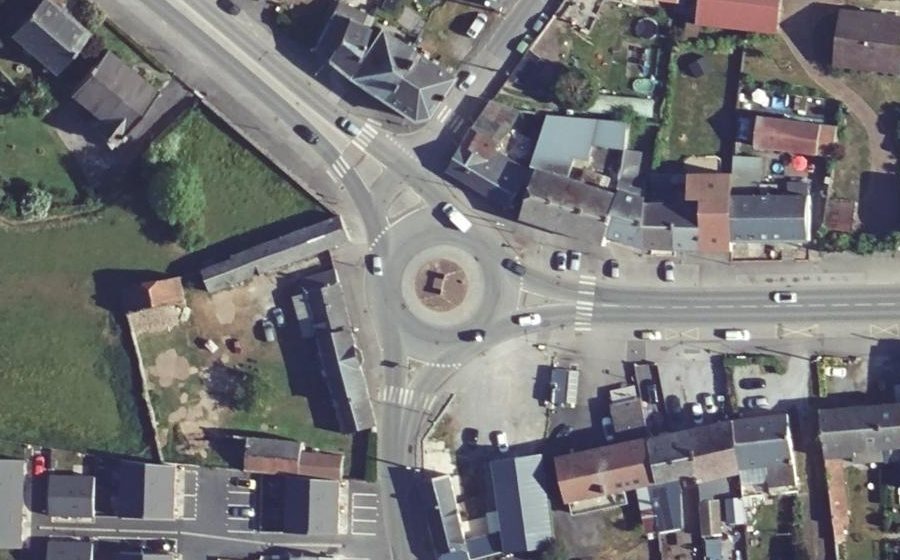 Vue aérienne du Rond-point anonyme n°137024609